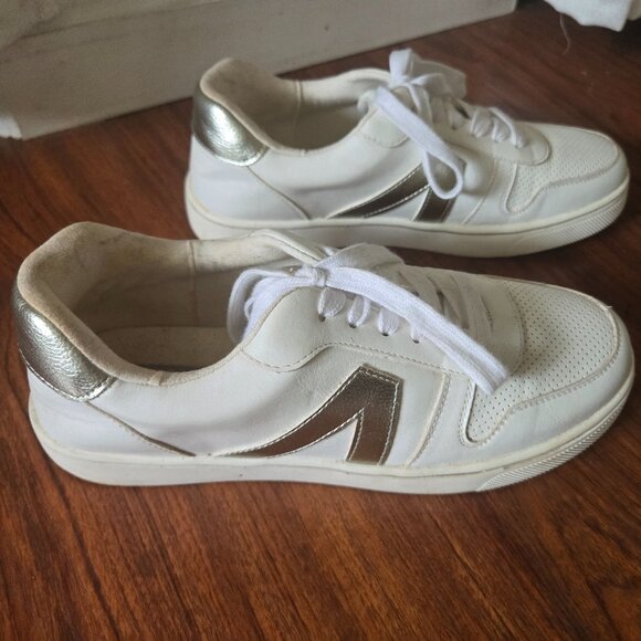 ✨ White Mia Sneakers – Size 9 – Chic with a Hint of Gold ✨ - Picture 1 of 3